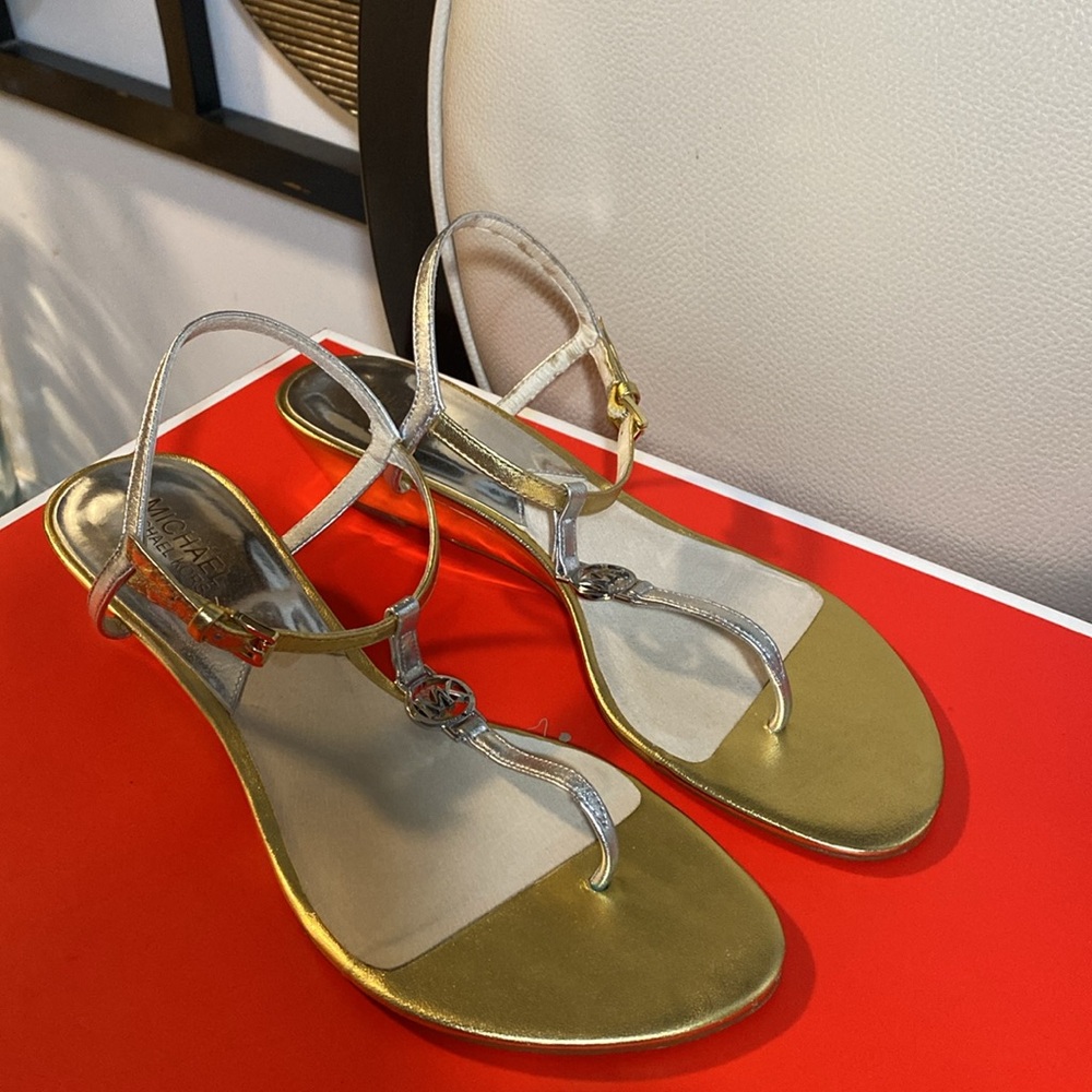 Michael Kors sandals like new in good condition.